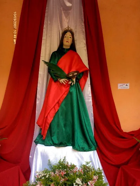 Imagen de Santa Lucía, patrona de Timotes, con la palma del martirio y el plato con los ojos.