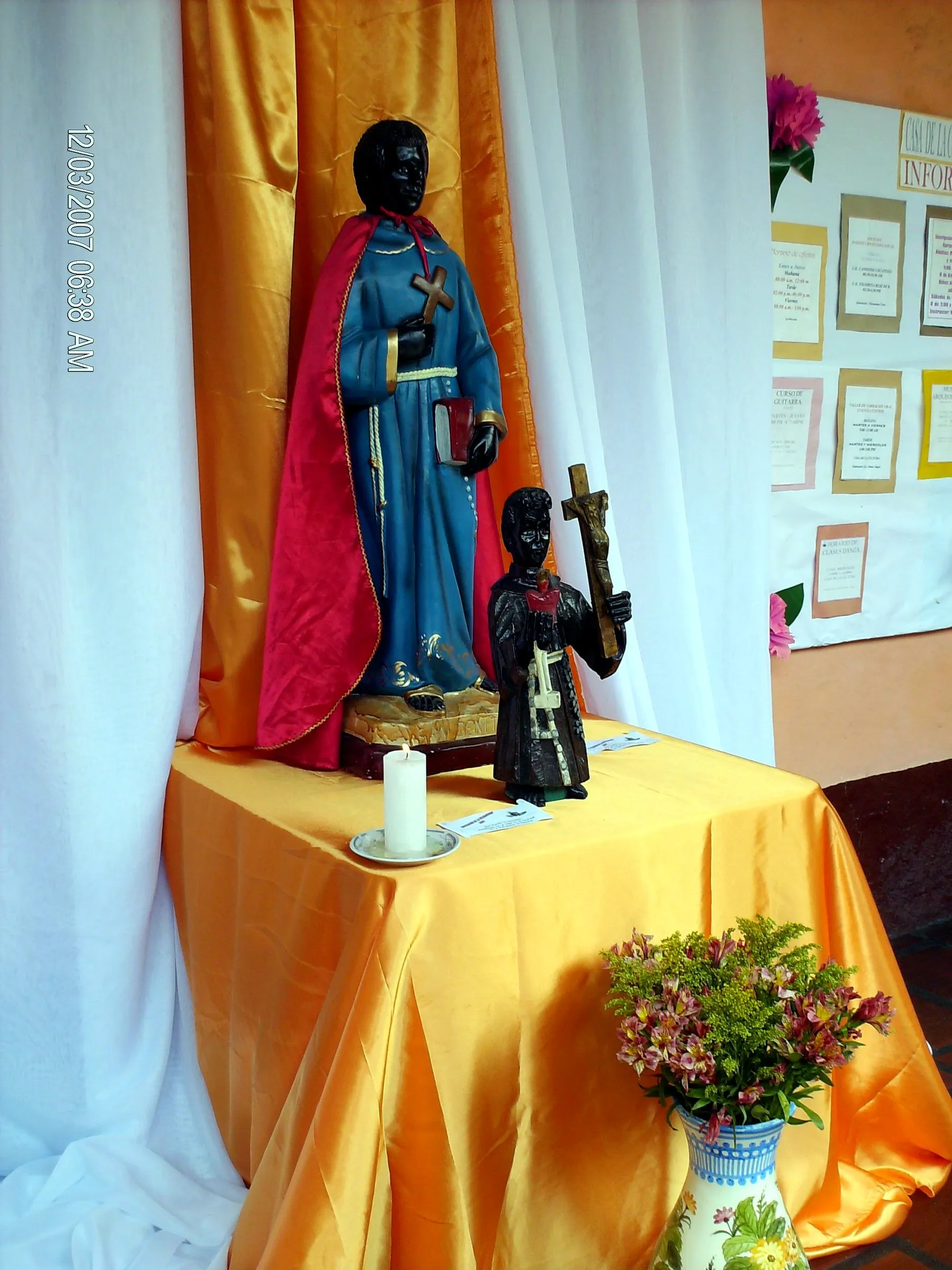 Altar de San Benito con dos imágenes del santo, montado en la Casa de la Cultura de Timotes.