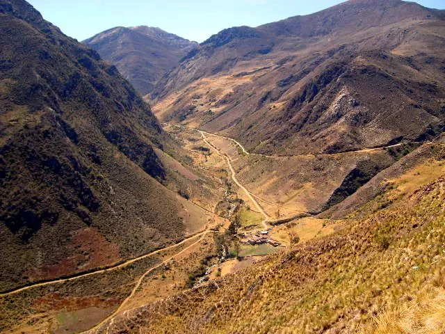 Quebrada y camino de tierra encajonados entre las laderas secas del páramo.