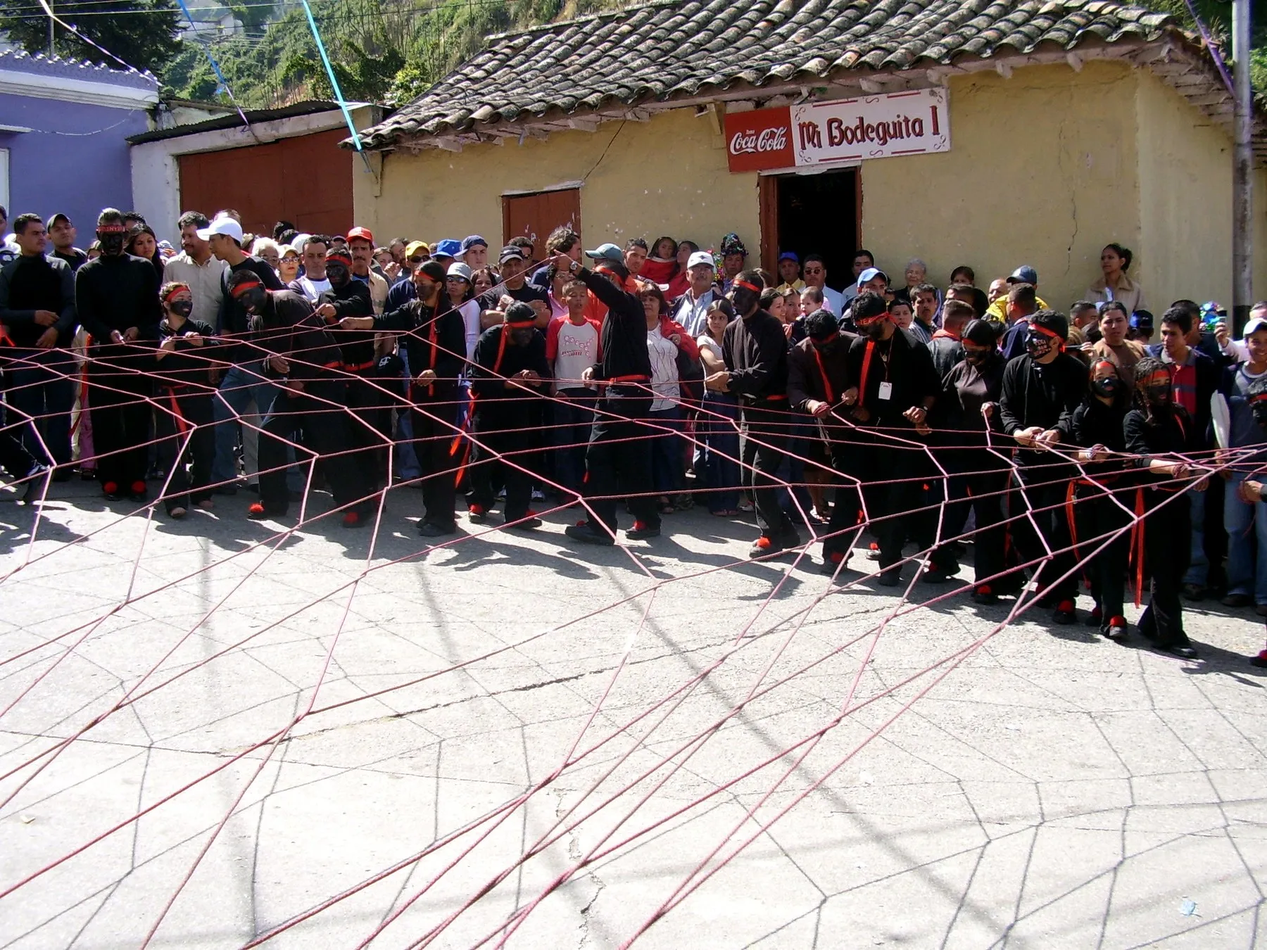 Comparsa de Negros de San Benito, con las cintas tejidas en la calle