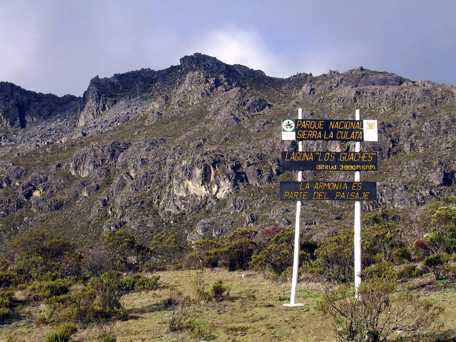 Letrero del Parque Nacional Sierra La Culata en la laguna Los Guaches, a 3.990 m s. n. m.: «La armonía es parte del paisaje».