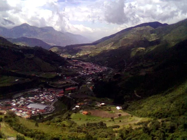 El pueblo tendido en el fondo del valle entre los cerros, visto desde la altura.