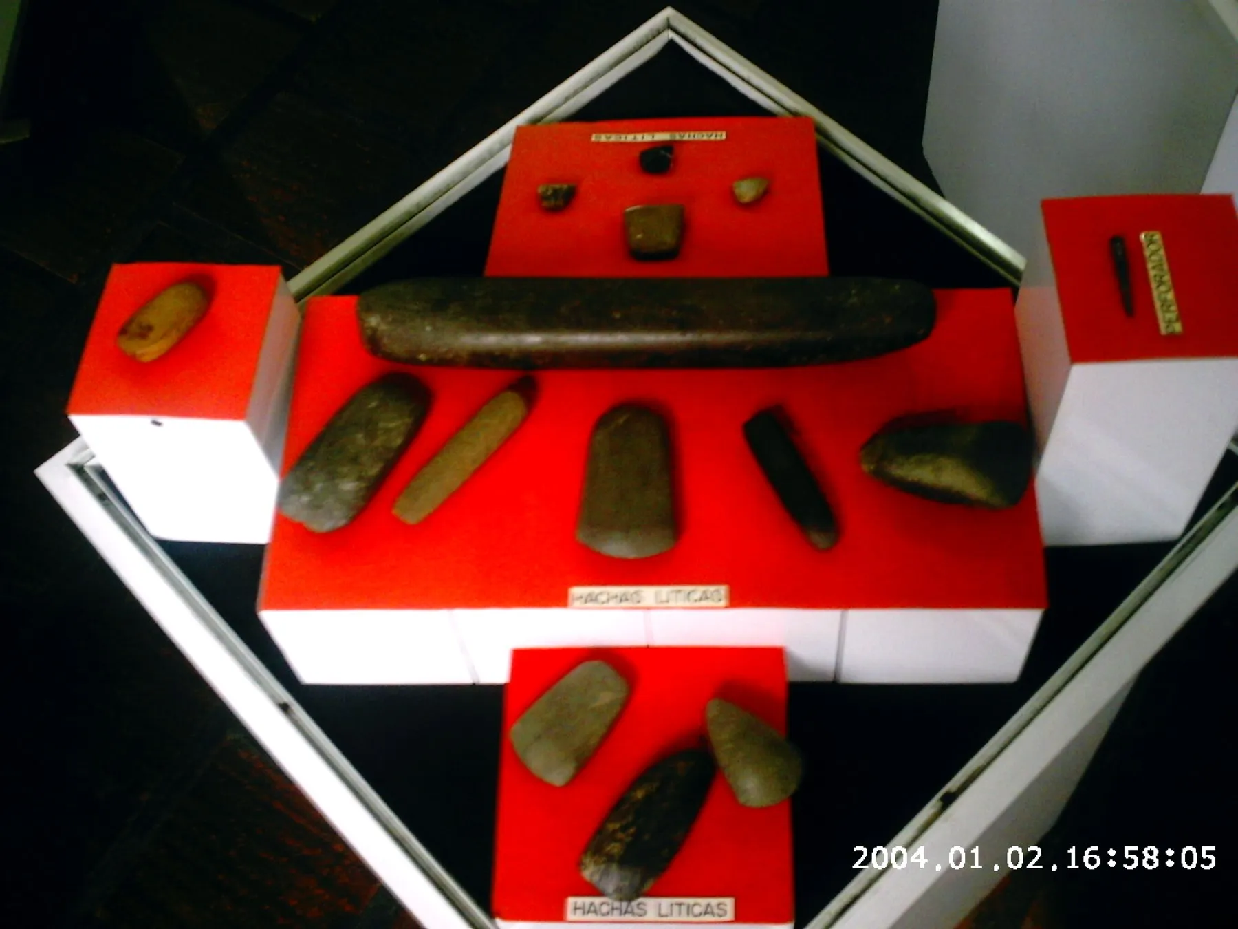Vitrina de hachas líticas y percutores en el Museo Arqueológico de Timotes, que el cronista cofundó en 1992.