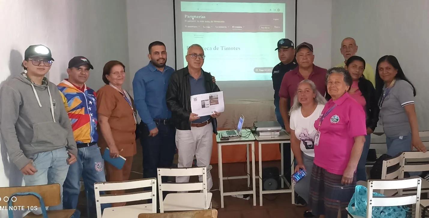 Otra foto de grupo al cierre de la presentación, con el portal proyectado al fondo.