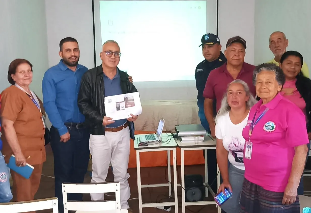Asistentes al lanzamiento de paramerias.com en el salón principal de la Casa de la Cultura de Timotes, el 24 de septiembre de 2026.