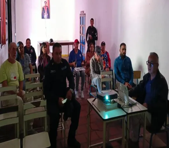 Promotores culturales, cultores, docentes y vecinos siguen la proyección del portal.