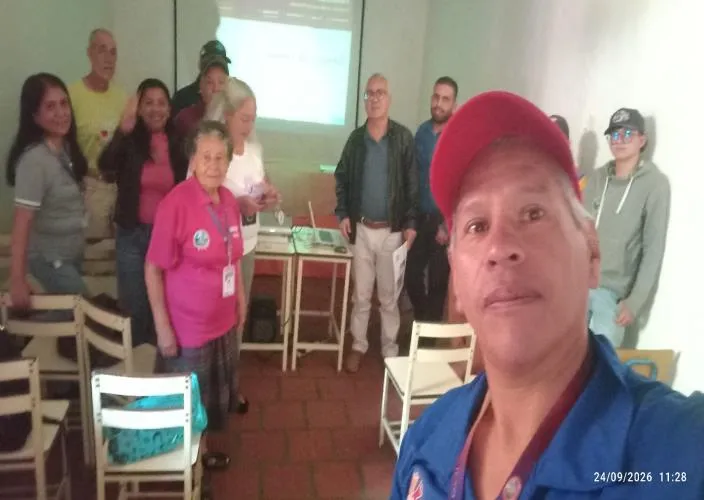 Una selfi de la mañana del lanzamiento, con los asistentes al fondo.