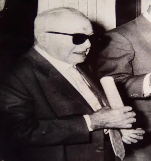 El Maestro Don Jesús María Espinoza Becerra, pergamino en mano.