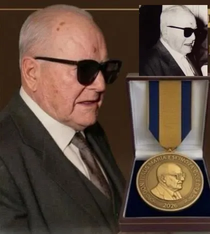 Don Jesús María Espinoza Becerra, «Don Chui», Maestro de Maestros, y la medalla de la Orden al Mérito Educativo que lleva su nombre.