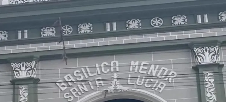 La inscripción «Basílica Menor Santa Lucía» sobre la entrada del templo.