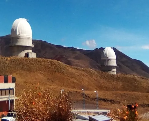 Dos de las cúpulas que albergan los telescopios, en lo alto de la Loma de las Múcuras.
