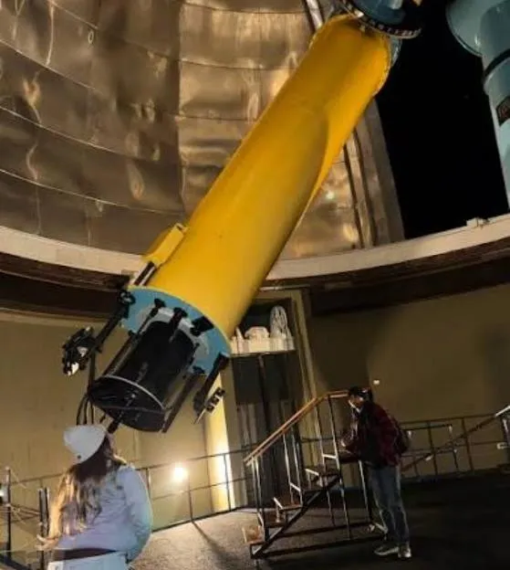 Uno de los grandes telescopios, dentro de su cúpula, durante una visita nocturna.