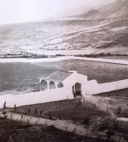 Fotografía antigua que acompaña en el original la inauguración del Cementerio Municipal Los Resguardos, en octubre de 1936.