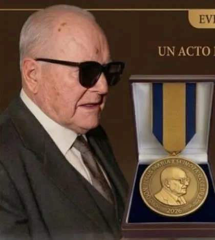 Don Jesús María Espinoza Becerra, «el Maestro» (1871-1961), junto a la medalla que lleva su nombre.