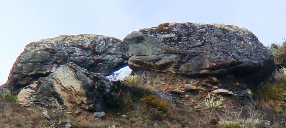Las Piedras que se Besan, en La Ovejera: desde este punto de la vía, las dos rocas se funden en un beso.