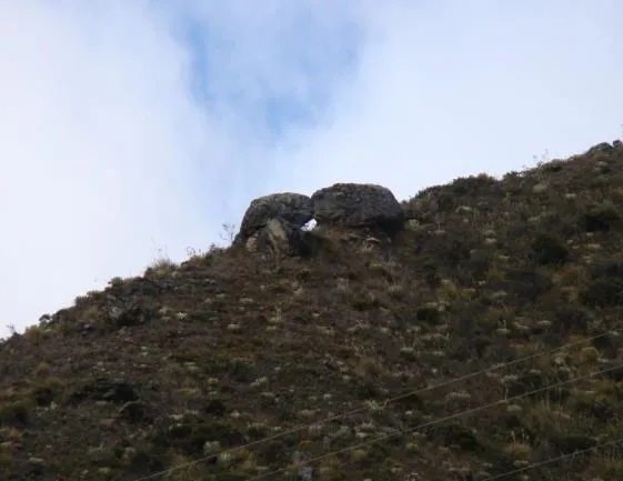 El instante del beso, recortado contra el cielo del páramo.