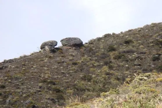 Al comenzar el recorrido, las dos piedras se ven distantes en lo alto de la ladera.