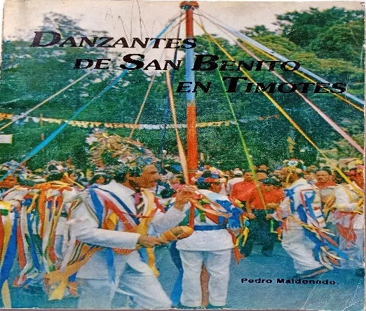 Tapa de «Danzantes de San Benito en Timotes», de Pedro Maldonado: los danzantes de vestido blanco tejiendo las cintas de colores alrededor del palo.