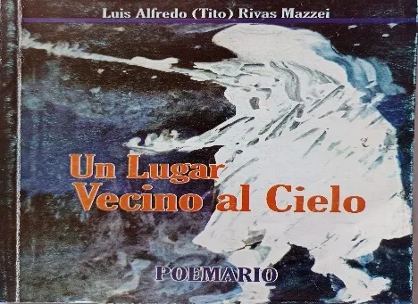 Tapa de «Un Lugar Vecino al Cielo», poemario de Luis Alfredo «Tito» Rivas Mazzei, con una montaña nevada sobre fondo oscuro.