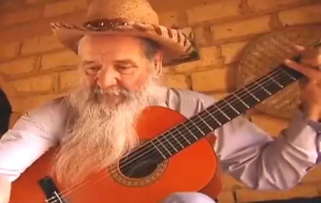Rafael Valero con la guitarra: junto al violín, el instrumento en el que más se enfocó.