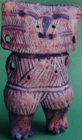 Figura antropomorfa de cerámica decorada, testimonio material de las culturas ancestrales.
