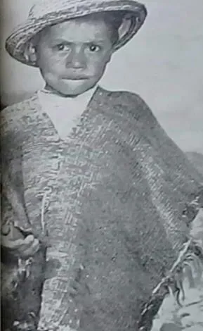Niño con sombrero y chamarra, tejido que guarda la herencia aborigen.