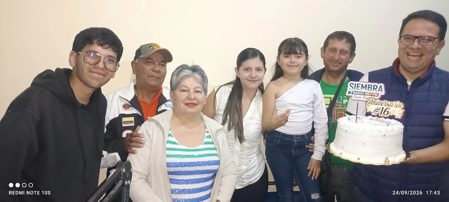 La pausa vespertina: directivos y responsables de programas reunidos alrededor de la torta.