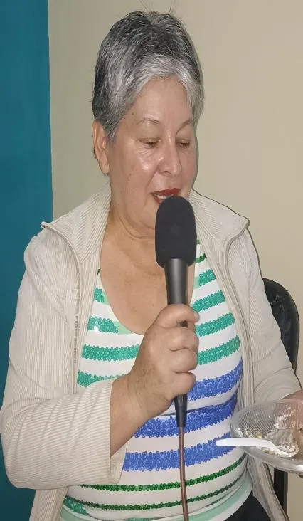 Otra de las voces de Siembra habla al micrófono durante la celebración.