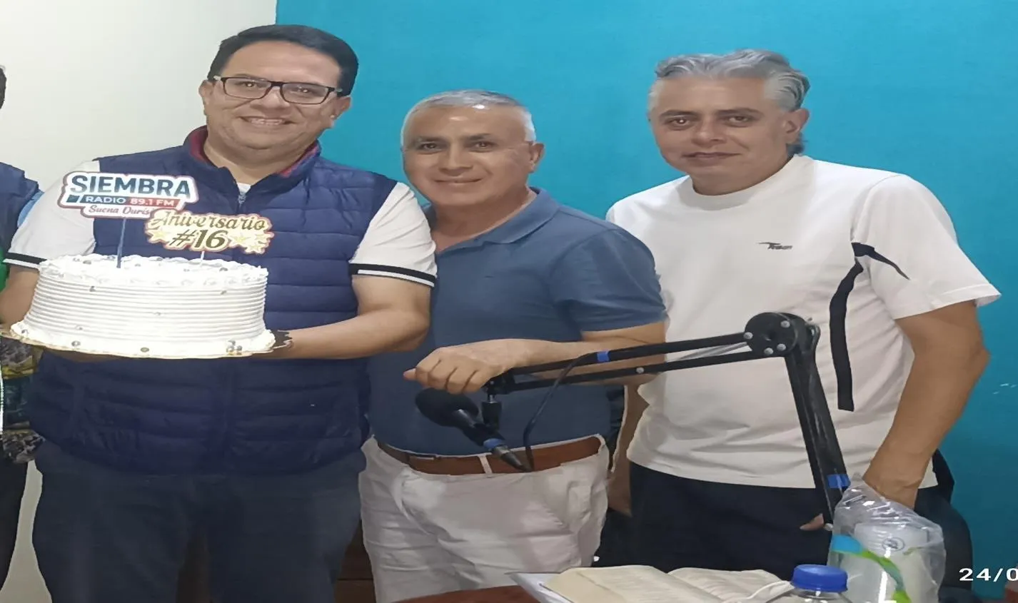 El momento de la torta XVI Aniversario.