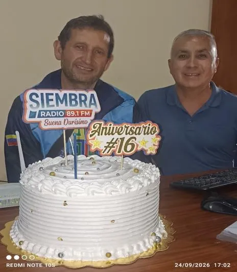 La torta del «Aniversario #16» con el logo de Siembra Radio 89.1 FM.