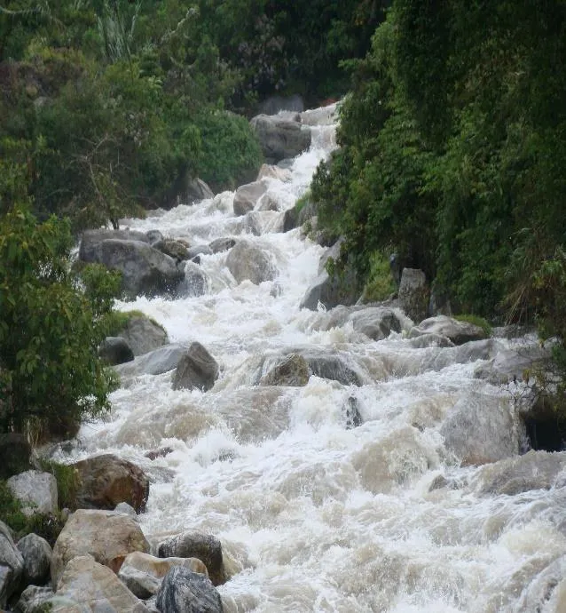 Torrente entre peñascos, en la imagen que acompaña la crónica: «después cascadas, cual trepadoras entre peñascos que dan pavor».