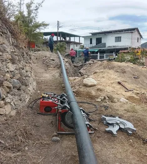 Cuadrillas municipales e Hidro-ven sustituyen tubería deteriorada en las entradas del acueducto de Zaraza.