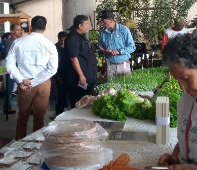 Arepas de trigo y productos agrícolas en el Primer Encuentro de Economía Comunal, Mérida 2026.