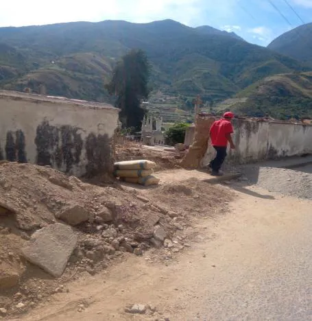 El boquete abierto en la pared oeste del Cementerio Municipal Los Resguardos, tras noventa años de uso, ya en reparación.