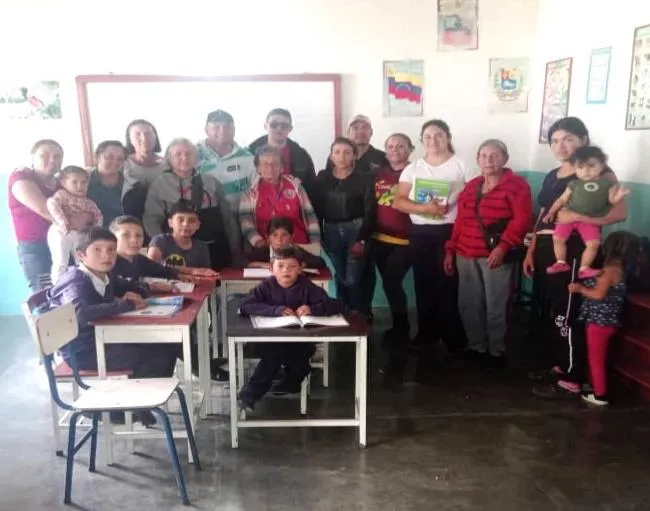 Vecinos y estudiantes en la reapertura de la Escuela Estadal «Jesús Antonio Castellanos Parra», en Altamira de Garabulla.