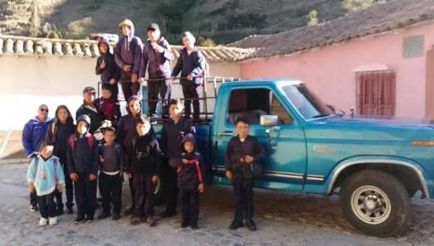 Estudiantes del Complejo Educativo «Dr. Ignacio Fernández Peña», en Piñango, con la unidad de transporte escolar adicional.