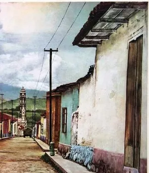 Timotes de antaño, en pintura: una calle con la torre de la iglesia al fondo.