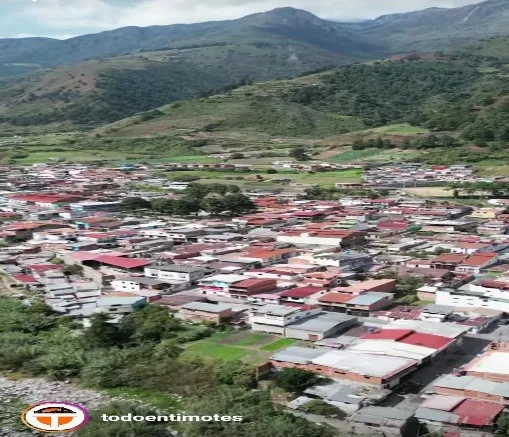 Timotes y sus cerros, desde el aire: el «pueblito escondido» que canta el vals. Cortesía de Todo en Timotes.