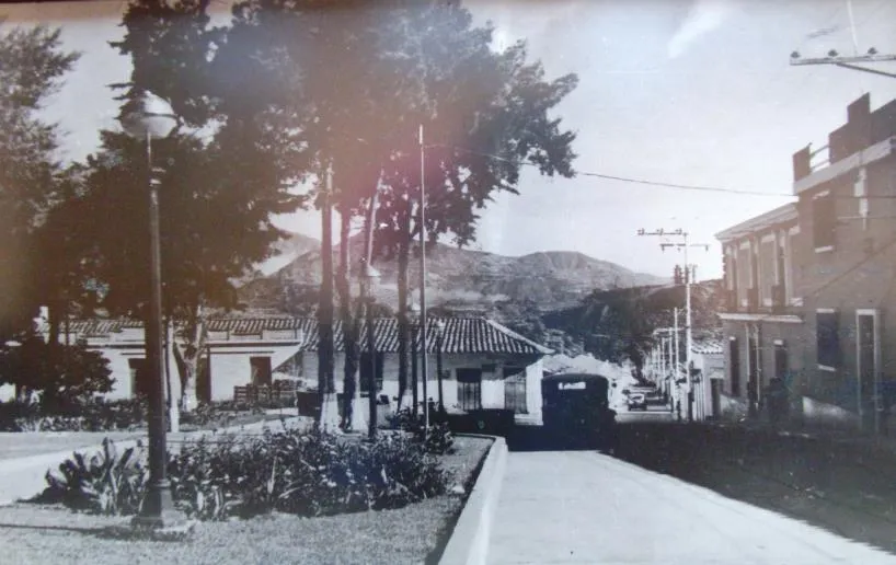 Timotes en una fotografía antigua: la avenida arbolada, los faroles y un automóvil de la época, el progreso que pregonaba «La Voz del Progreso».