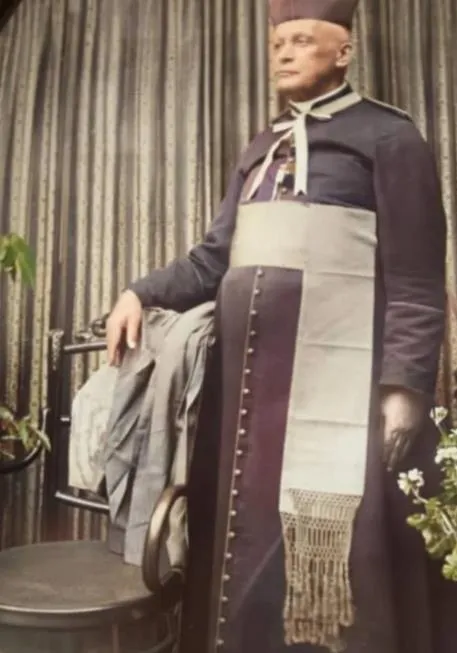 Retrato coloreado de un clérigo de la época, que acompaña la crónica.