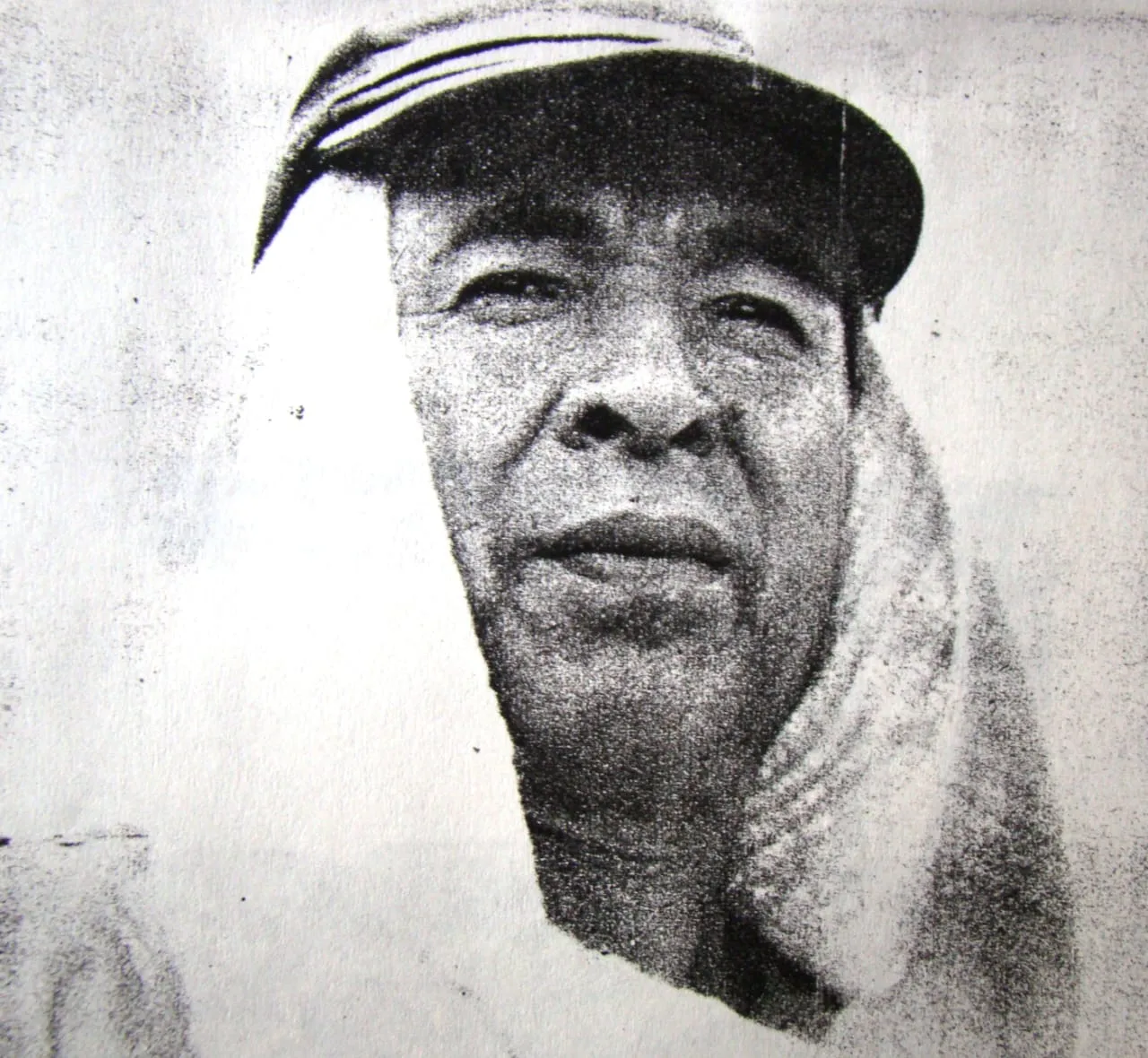 Retrato impreso de un anciano con gorra y un paño sobre la cabeza. Sin identificar.