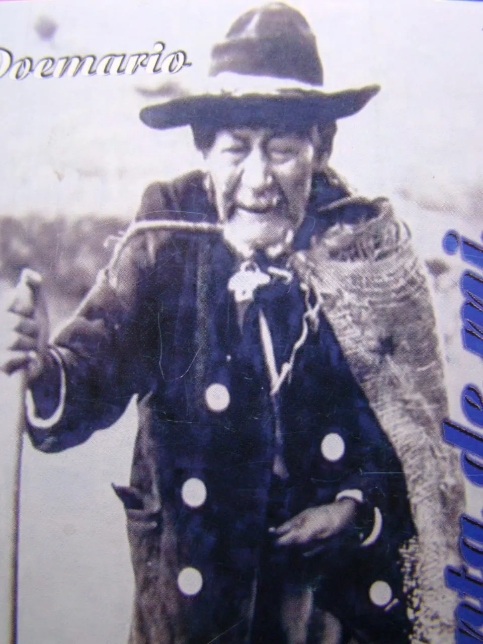 Página impresa de un poemario, con la fotografía de un viejo del páramo de sombrero ancho, saco de lunares, mochila de fique y bastón.