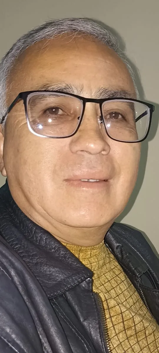 Retrato del cronista con chaqueta de cuero.