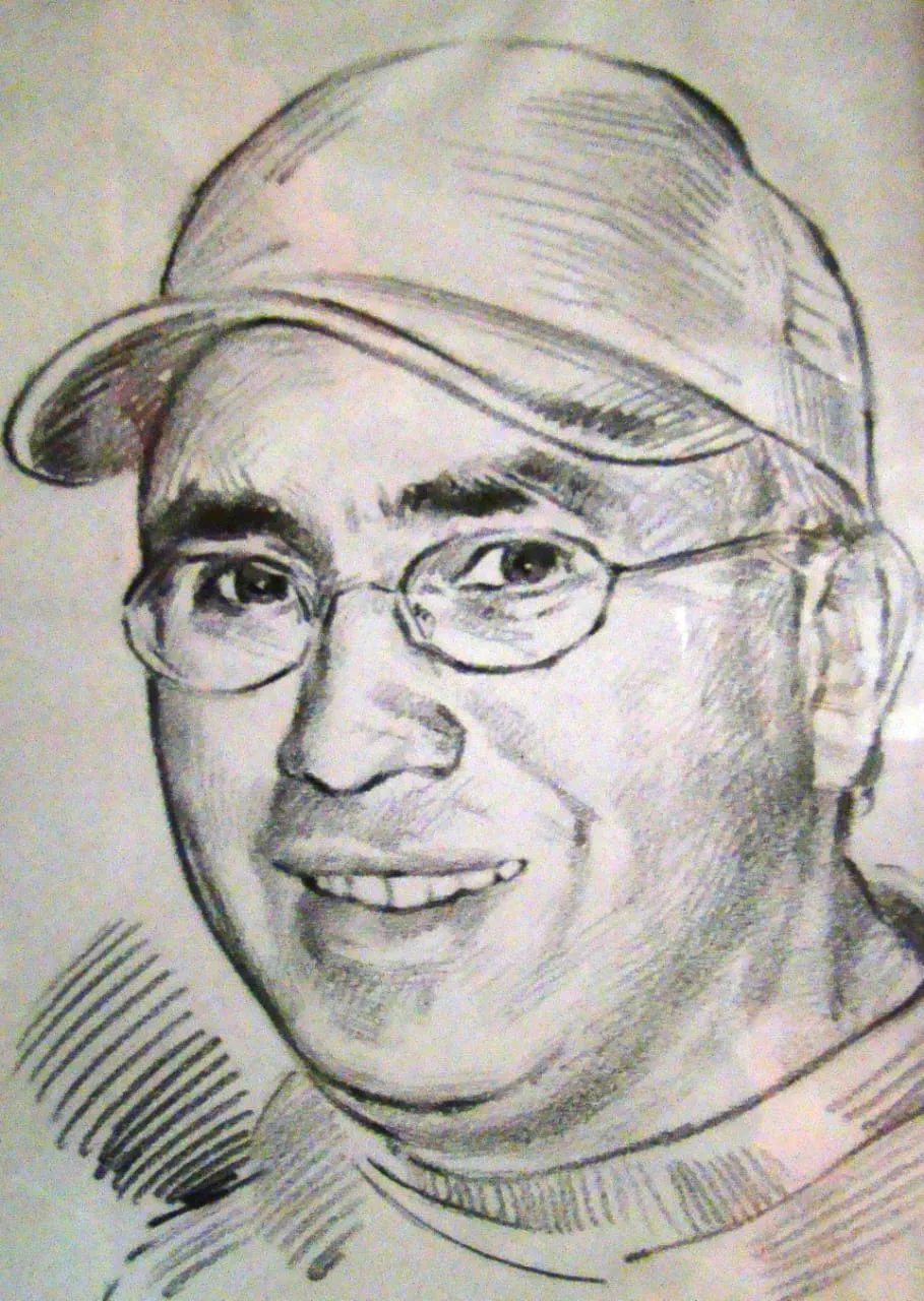 Retrato a lápiz de un hombre sonriente con gorra y lentes redondos. Sin identificar ni el retratado ni quién lo dibujó.