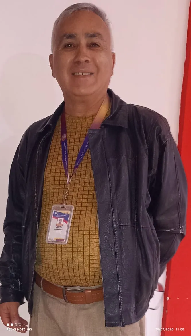 El cronista de cuerpo entero, con el carnet colgado al cuello.