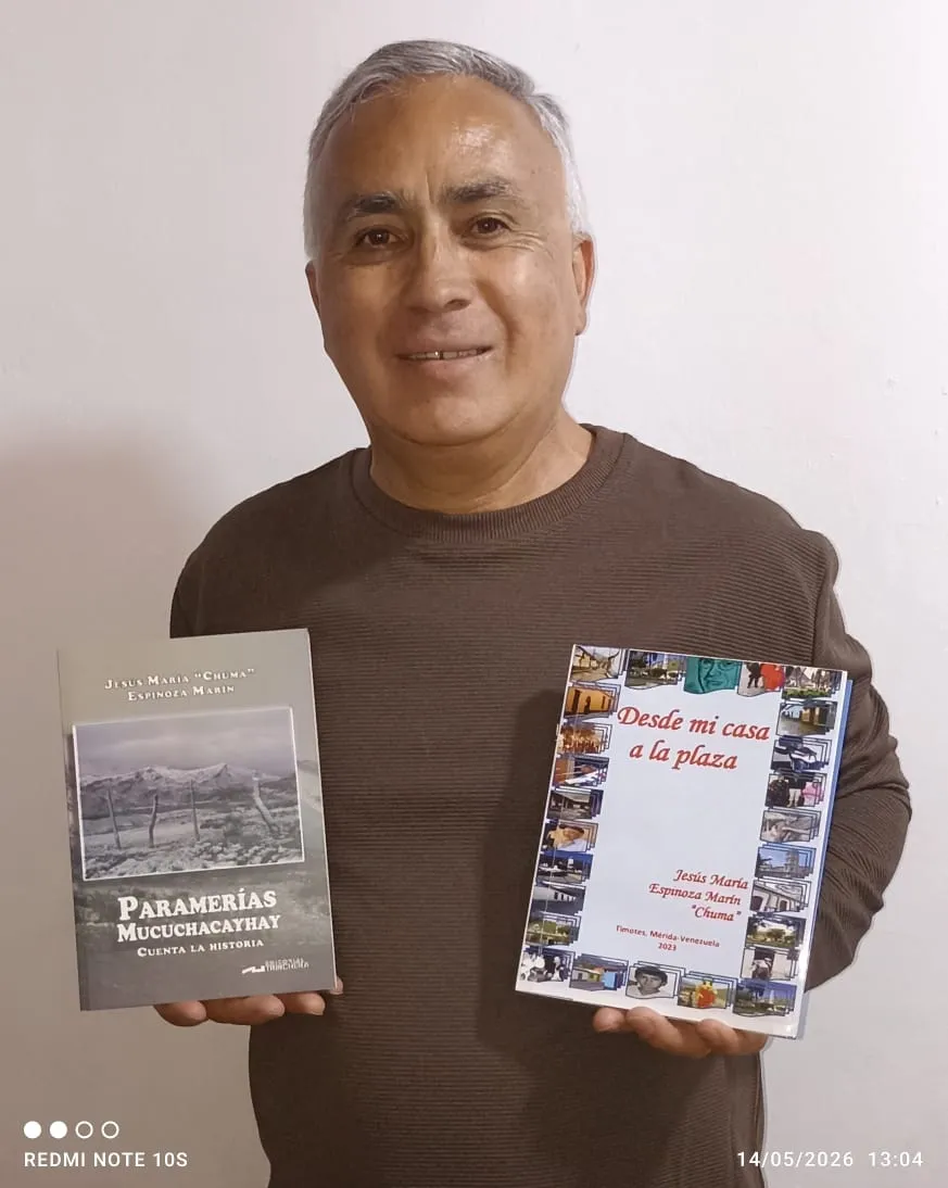 El cronista con dos de sus libros: «Paramerías Mucuchacayhay cuenta la historia» y «Desde mi casa a la plaza» (Timotes, 2023).