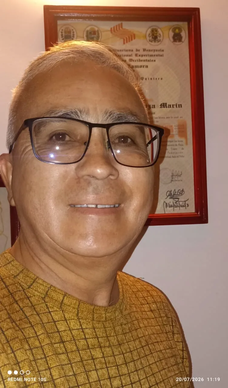 El cronista delante de su diploma enmarcado de la Universidad Nacional Experimental de los Llanos Occidentales Ezequiel Zamora.