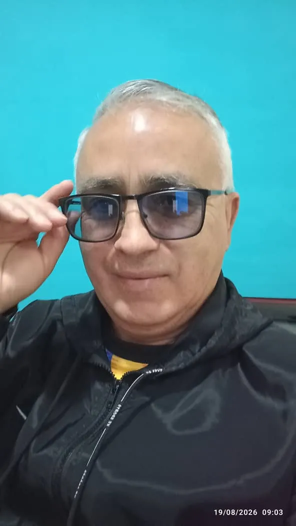 El cronista ajustándose los lentes, sobre fondo turquesa.